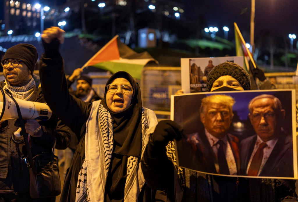 Demonštranti sa zúčastnili na proteste proti plánu amerického prezidenta Donalda Trumpa na presídlenie Palestínčanov z Gazy. FOTO: Reuters