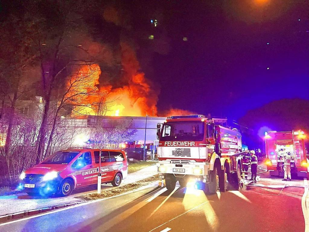 Požiar, ktorý vo štvrtok večer vypukol v továrni v Salzburgu, sa zatiaľ nepodarilo uhasiť. Zdroj: X/Der Virgül