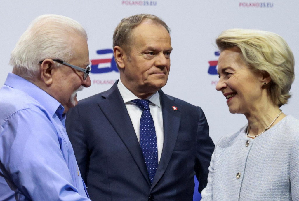 Šéfka Európskej komisie Ursula von der Leyenová, poľský exprezident Lech Walesa a poľský premiér Donald Tusk. FOTO: REUTERS