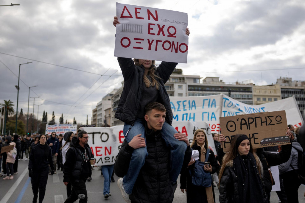 Na demonštráciách sa zúčastňujú prevažne študenti pod heslom ”Nemám kyslík”, čím odkazujú na posledné chvíle obetí tragédie. FOTO: Reuters