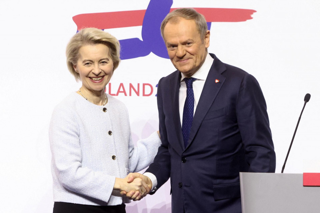 Predsedníčka Európskej komisie Ursula von der Leyenová a poľský premiér Donald Tusk si podávajú ruky na tlačovej konferencii v Európskom centre solidarity v Gdansku. FOTO: Reuters