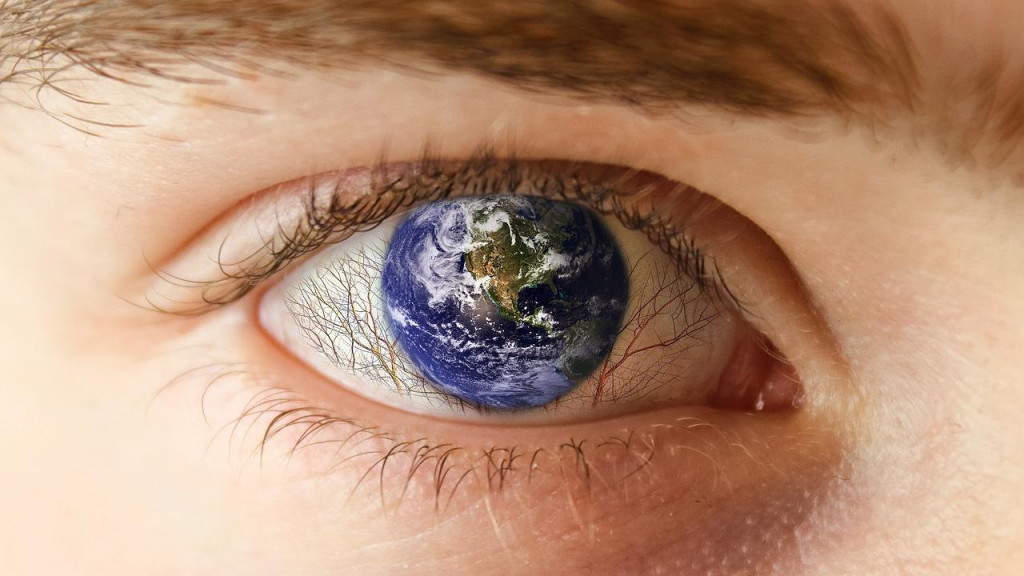 Oko človeka vidiaceho svet ekologicky. FOTO: Pixabay
