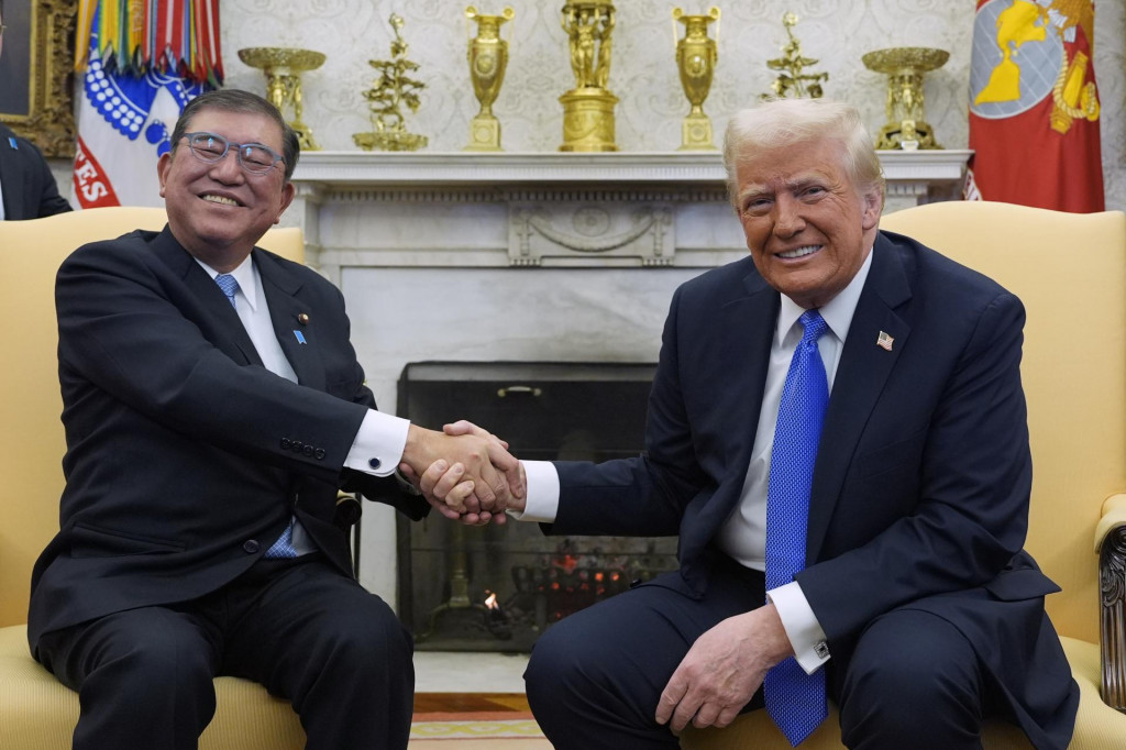 Americký prezident Donald Trump (vpravo) si podáva ruku s japonským premiérom Šigerom Išibom počas ich stretnutia v Oválnej pracovni Bieleho domu vo Washingtone 7. februára 2025. FOTO: TASR/AP