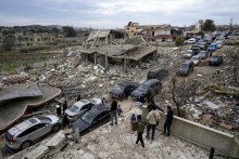 Libanončania sa vracajú do svojich domovov po izraelskej leteckej a pozemnej ofenzíve v dedine Ajtá aš-Šab na hranici s Izraelom na juhu Libanonu. FOTO: TASR/AP