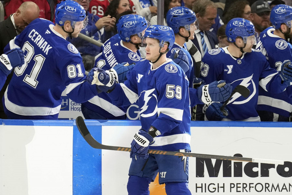 Center Jake Guentzel (59) z Tampy Bay Lighting sa raduje z gólu so spoluhráčmi, vľavo slovenský hokejista Erik Černák počas zápasu zámorskej NHL Tampa Bay Lighting - Ottawa Senators 6. februára 2025 v Tampe. FOTO: TASR/AP