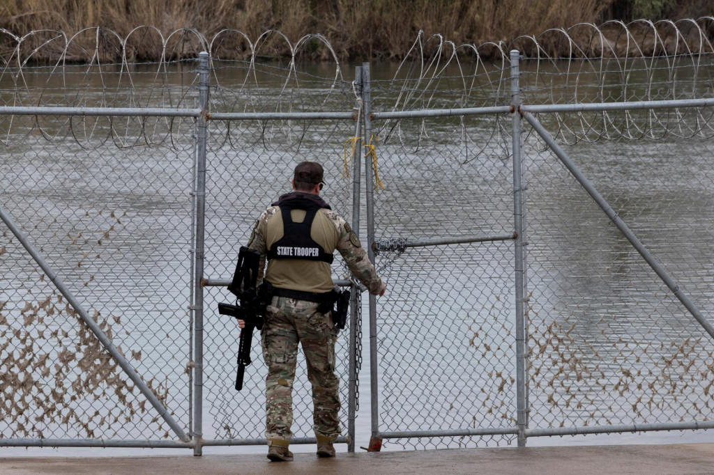 Vojak pri ochrane amerických hraníc. FOTO: Reuters