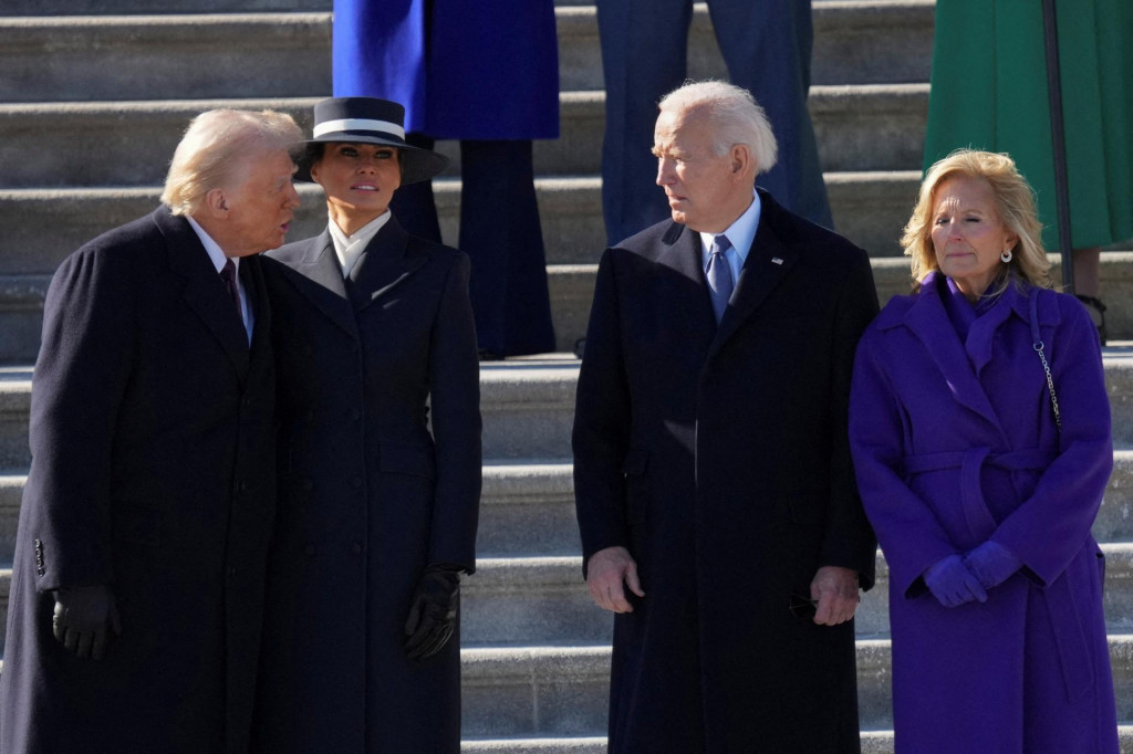 Prezident Donald Trump, prvá dáma Melania Trumpová a odchádzajúci prezident Spojených štátov amerických Joe Biden a prvá dáma Dr. Jill Biden. FOTO: Reuters