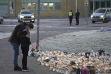 Ľudia sa objímajú neďaleko miesta streľby vo vzdelávacom centre pre dospelých Campus Risbergska vo švédskom meste Örebro v piatok 7. februára 2025. FOTO: TASR/AP