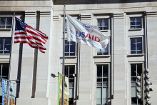 Americká vlajka a vlajka USAID veje pred budovou USAID vo Washingtone, D.C.. FOTO: REUTERS