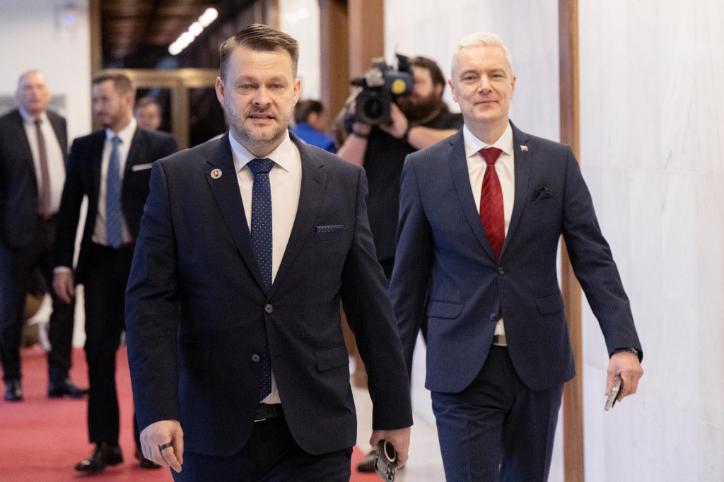 Na snímke zľava poslanci Samuel Migaľ a Ján Ferenčák sú údajne stále v hre o priazeň koalície. FOTO: TASR/P. Neubauer