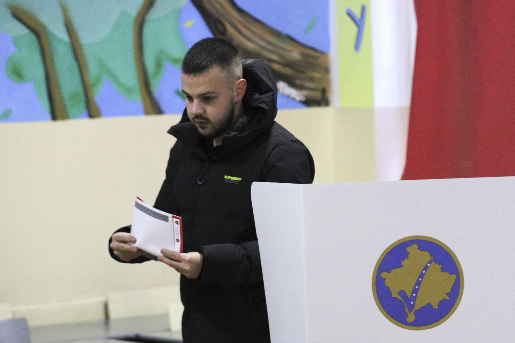Volič kráča k volebnej schránke vo volebnej miestnosti v severnej, prevažne srbskej časti mesta Mitrovica počas parlamentných volieb v Kosove v nedeľu 9. februára 2025. FOTO: TASR/AP