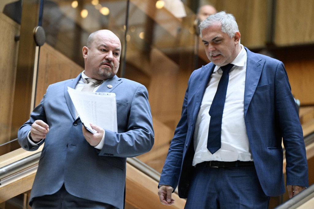 Poslanci Rudolf Huliak a Roman Michelko. FOTO: TASR/Pavel Neubauer