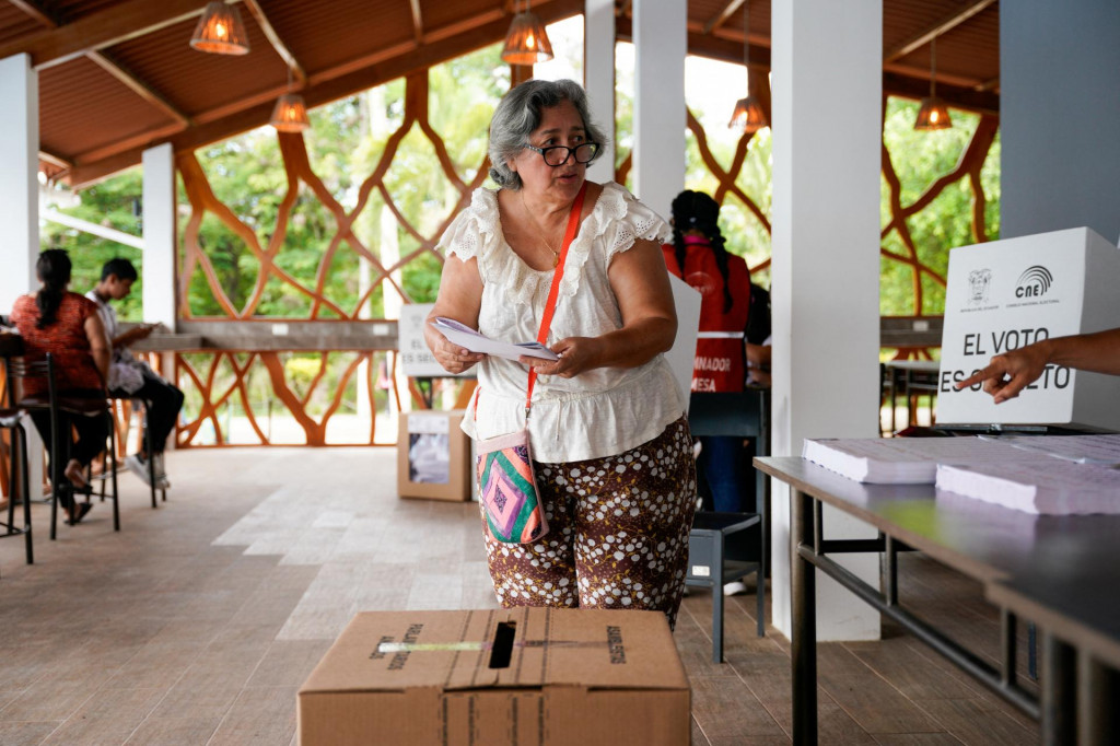 ”Potrebujeme nájsť spôsob, ako zlepšiť situáciu v krajine,” uviedla 26-ročná volička v ekvádorskej metorpole Quito. FOTO: REUTERS