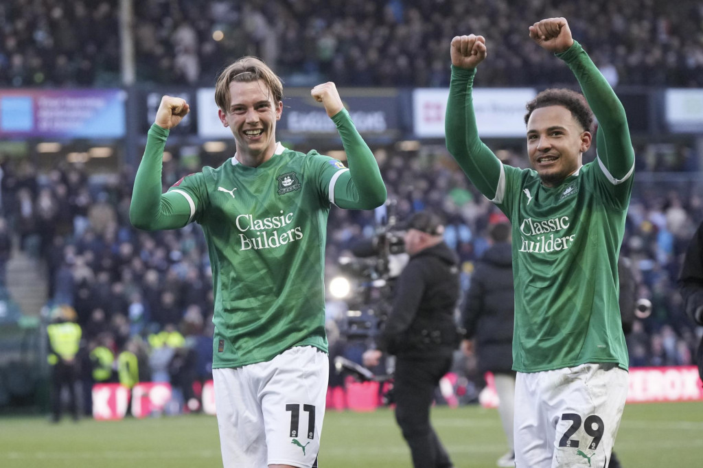 Futbalisti Plymouthu Callum Wright (vľavo) a Matthew Sorinola sa tešia z výhry po zápase 4. kola anglického Pohára FA Plymouth Argyle - FC Liverpool v meste Plymouth v nedeľu 9. februára 2025. FOTO: TASR/AP