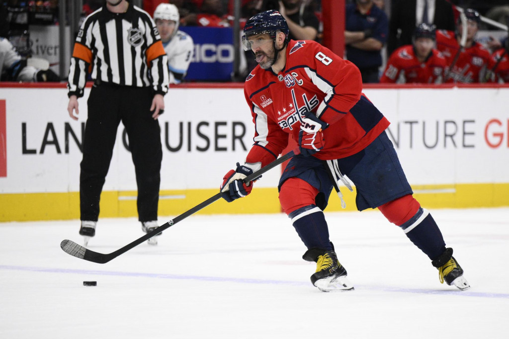 Kapitán Washingtonu Alex Ovečkin počas zápasu zámorskej NHL Washington Capitals - Utah Hockey Club vo Washingtone v nedeľu 9. februára 2025. FOTO: TASR/AP