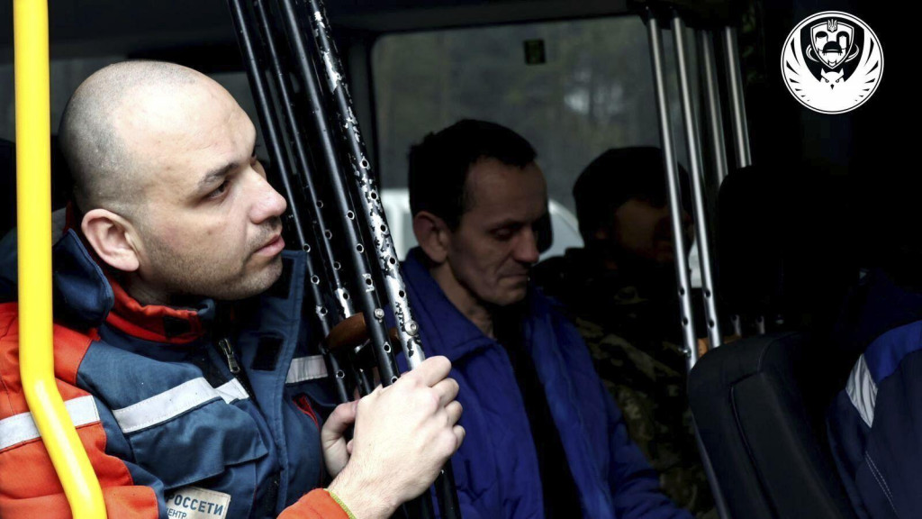 Ukrajinský vojak sedí v autobuse po výmene vojnových zajatcov medzi Ukrajinou a Ruskom. FOTO: TASR/AP