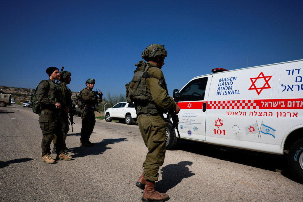Izraelskí vojaci operujú na mieste streľby v údolí Jordánu na Izraelom okupovanom Západnom brehu Jordánu. FOTO: Reuters