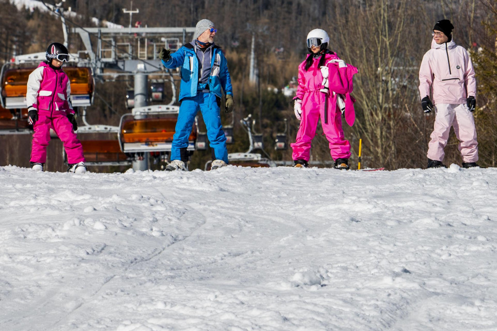 Na snímke sú snoubordisti v lyžiarskom stredisku Tatranská Lomnica vo Vysokých Tatrách 31. januára 2025.

FOTO: TASR/V. Mihaliková