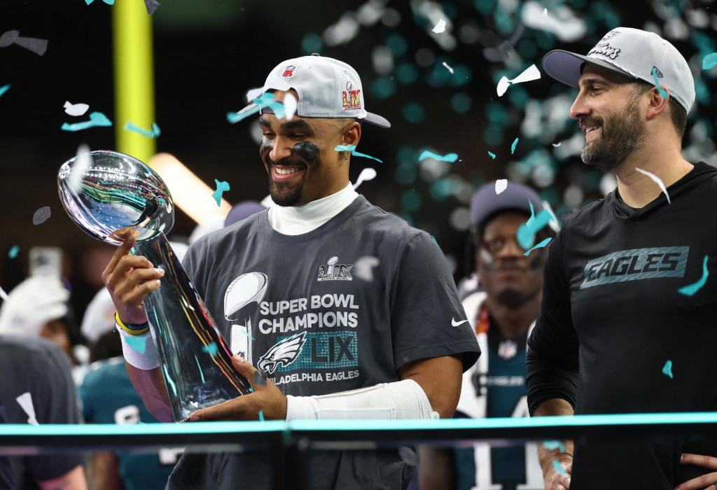 Dvaja dôležití muži na ceste Philadelphie Eagles za triumfom v Super Bowle. Quarterback Jalen Hurts a kouč Nick Sirianni sa tešia z víťaznej trofeje. FOTO: Reuters