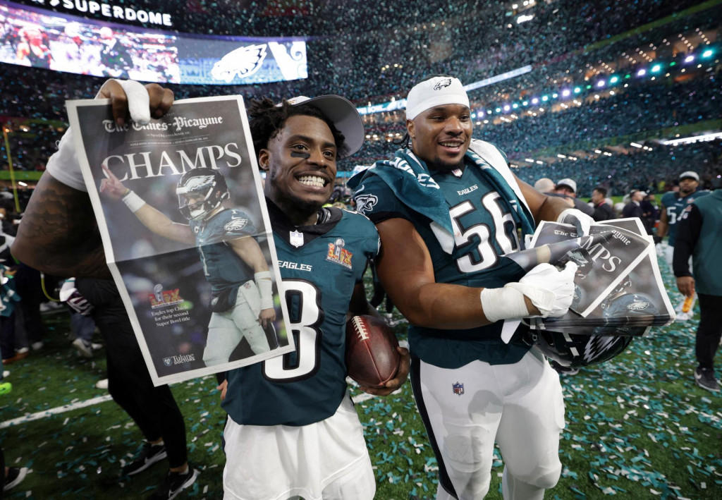 C.J. Gardner-Johnson a Tyler Steen z Philadelphie Eagles oslavujú po víťazstve v Super Bowle. FOTO: Reuters