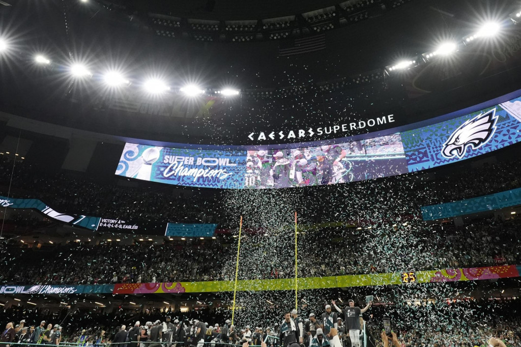 Hráči Philadelphie Eagles oslavujú s trofejou Vincea Lombardiho po ich výhre nad Kansasom City 40:22 vo finále play off zámorskej ligy amerického futbalu NFL v rámci 59. edície Super Bowlu.