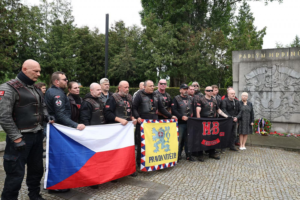 Proputinovská motorkárska skupina Noční vlci sa chystá uctiť pamiatku padlých sovietskych vojakov počas druhej svetovej vojny počas každoročnej Cesty víťazstva. (6. mája 2024) FOTO: Petr Topič, Mafra