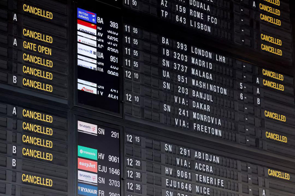 Tabuľa zobrazuje zrušené lety na bruselskom letisku počas národného štrajku v Bruseli. FOTO: Reuters