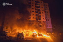 Hasiči pracujú na mieste obytnej oblasti zasiahnutej ruským bezpilotným lietadlom v meste Sumy na Ukrajine. FOTO: Reuters Štátna pohotovostná služba Ukrajiny