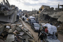 Vysťahovaní Palestínčania sa vracajú z centrálnej Gazy do svojich domovov na severe Pásma Gazy. FOTO: TASR/AP