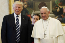Americký prezident Donald Trump a pápež František sa stretli vo Vatikáne (24. mája 2017). FOTO: Reuters