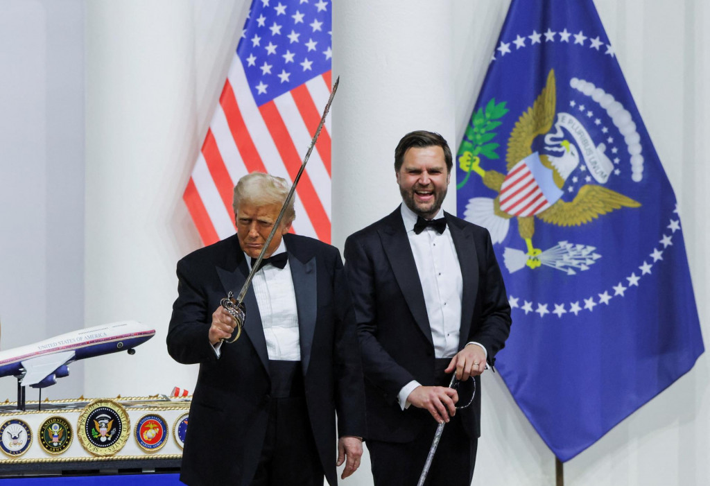 Americký prezident Donald Trump a americký viceprezident JD Vance smeje na plese na počesť Trumpovej inaugurácie. FOTO: Reuters