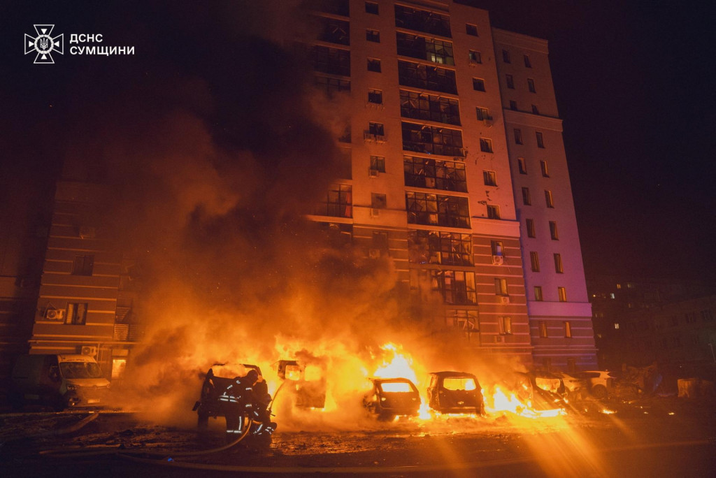 Hasiči pracujú na mieste obytnej oblasti zasiahnutej ruským bezpilotným lietadlom v meste Sumy na Ukrajine. FOTO: Reuters Štátna pohotovostná služba Ukrajiny