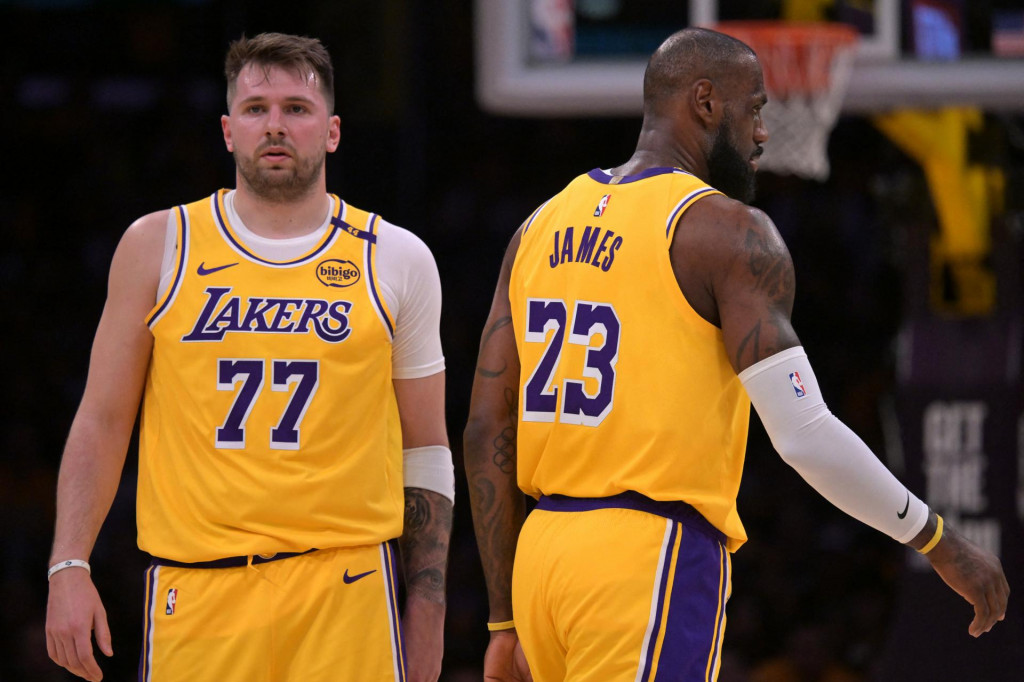 Dve superhviezdy v rovnakom drese. Luka Dončič a LeBron James už bavia fanúšikov tímu Los Angeles Lakers. FOTO: Reuters