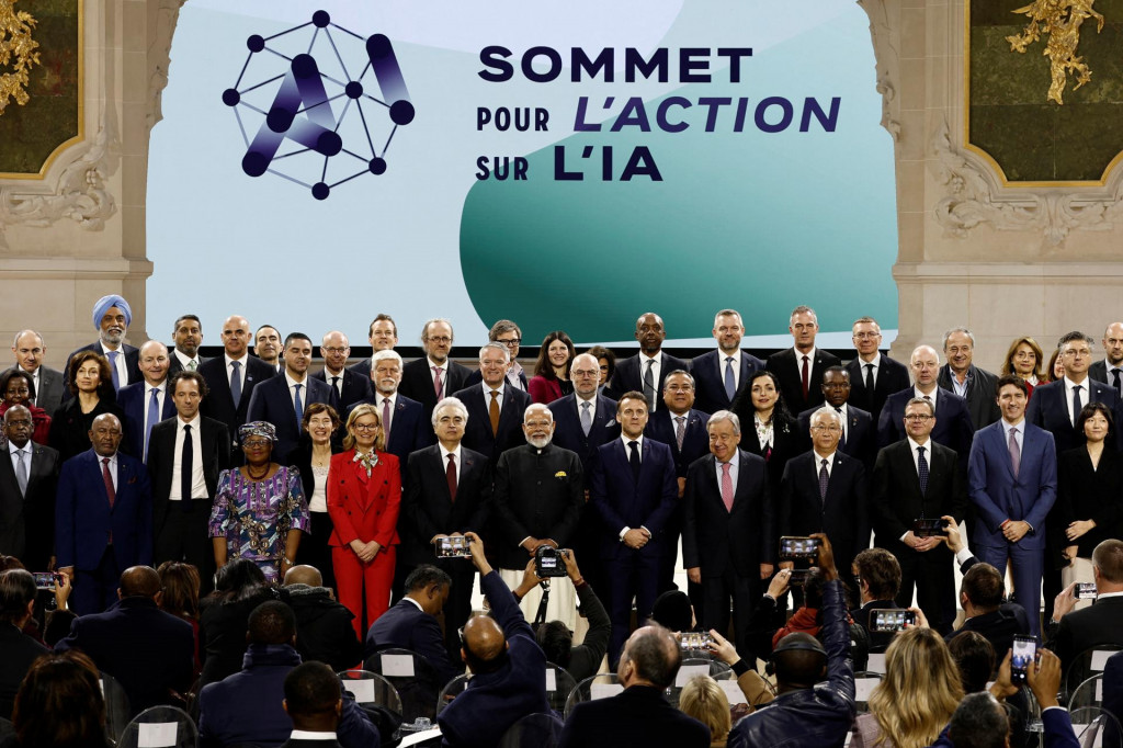 Francúzsky prezident Emmanuel Macron, indický premiér Narendra Modi a generálny tajomník OSN António Guterres sa po plenárnom zasadnutí Akčného summitu o umelej inteligencii na rodinnej fotografii s hlavami štátov a vlád a podnikateľmi. FOTO: Reuters
