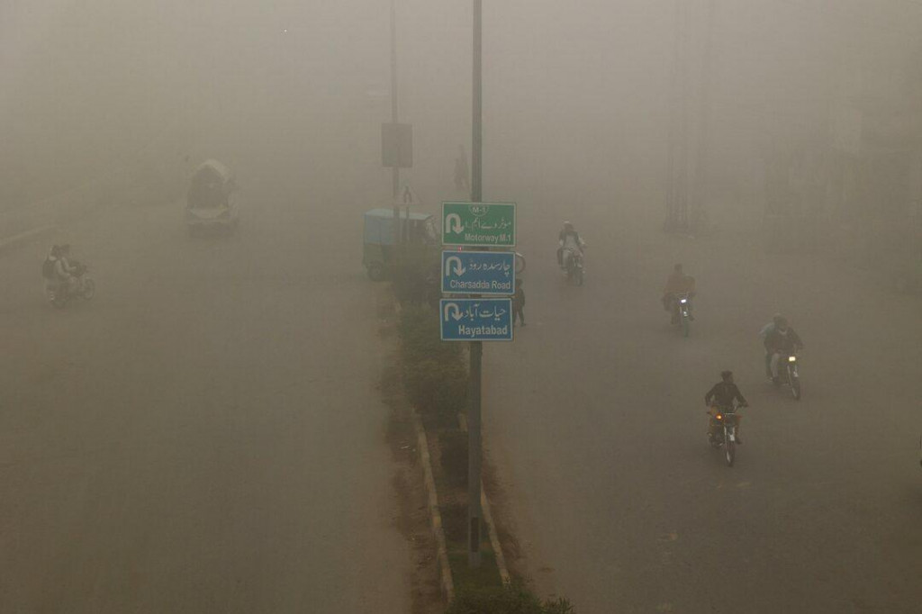 Smogové ráno v pakistanskom Péšávare. FOTO: Reuters