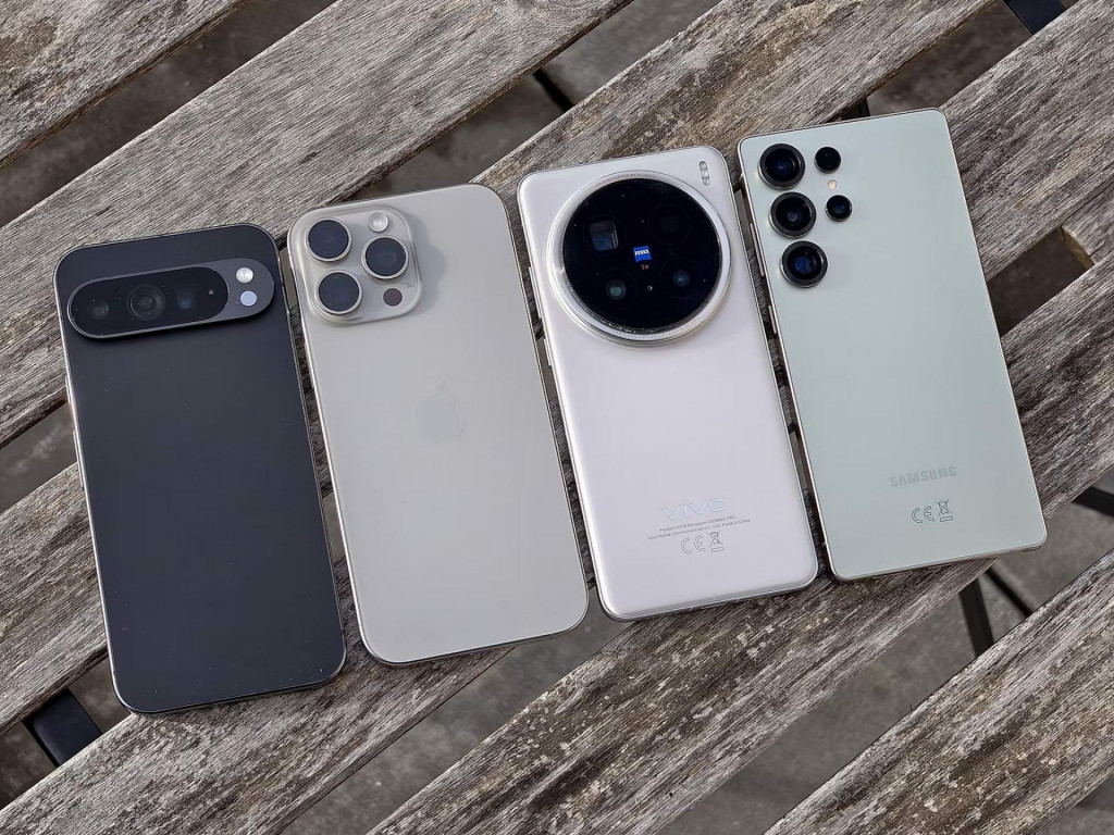 Zľava Google Pixel 9 Pro XL, Apple iPhone 16 Pro Max, Vivo X200 Pro a Samsung Galaxy S25 Ultra FOTO: Luděk Vokáč, Idnes.cz