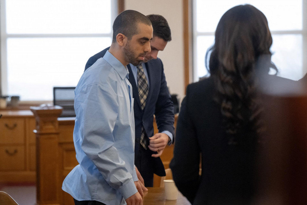 Obžalovaný Hadi Matar prichádza na súdny proces pre obvinenie z pokusu o vraždu druhého stupňa a napadnutia druhého stupňa autora Salmana Rushdieho. FOTO: Reuters