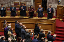 Grécky premiér Kyriakos Mitsotakis a členovia jeho vlády tlieskajú po záverečnom hlasovaní za gréckeho prezidenta. FOTO: Reuters