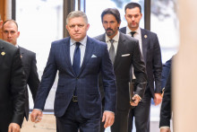 Premiér Robert Fico zrejme odoberie ministerské posty koaličným partnerom, aby zaistil vládnu väčšinu v parlamente. FOTO: TASR/J. Novák