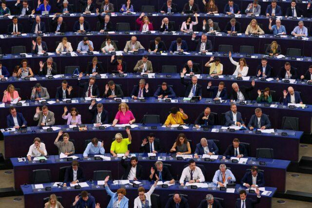 Poslanci Európskeho parlamentu hlasujú na plenárnom zasadnutí Európskeho parlamentu v Starsbourgu. FOTO: Reuters