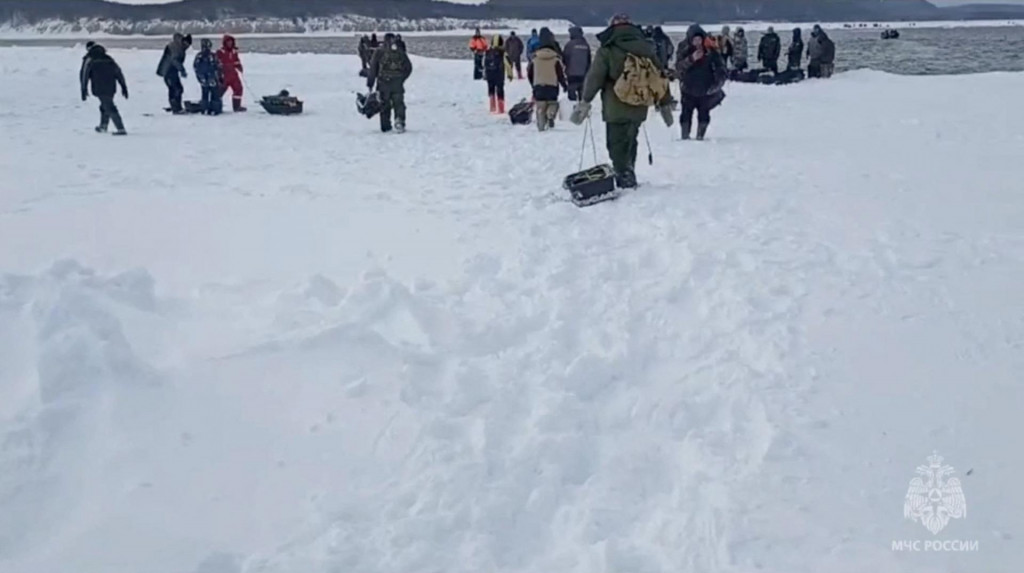 Rybári, ktorí uviazli na ľadovej kryhe v Ochotskom mori počas záchrannej operácie. FOTO: Reuters/Ruské ministerstvo pre mimoriadne situácie
