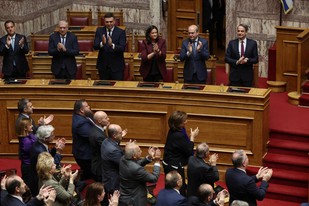 Grécky premiér Kyriakos Mitsotakis a členovia jeho vlády tlieskajú po záverečnom hlasovaní za gréckeho prezidenta. FOTO: Reuters