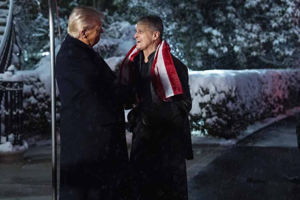 Americký prezident Donald Trump a americký učiteľ Marc Fogel, ktorý bol v utorok 11. februára 2025 prepustený z ruského väzenia sa rozprávajú vo Washingtone. FOTO: TASR/AP