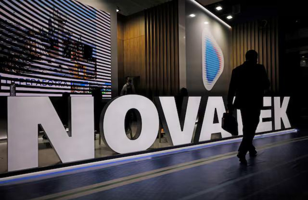 Účastník prechádza okolo stánku ruského producenta plynu Novatek počas medzinárodného fóra Russian Energy Week v Moskve v Rusku. FOTO: Reuters