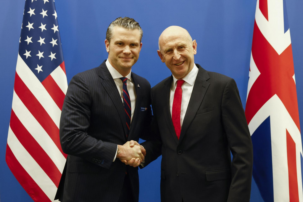 Americký minister obrany Pete Hegset (vľavo) si podáva ruku so svojím britským rezortným partnerom Johnom Healeyom. FOTO: TASR/AP