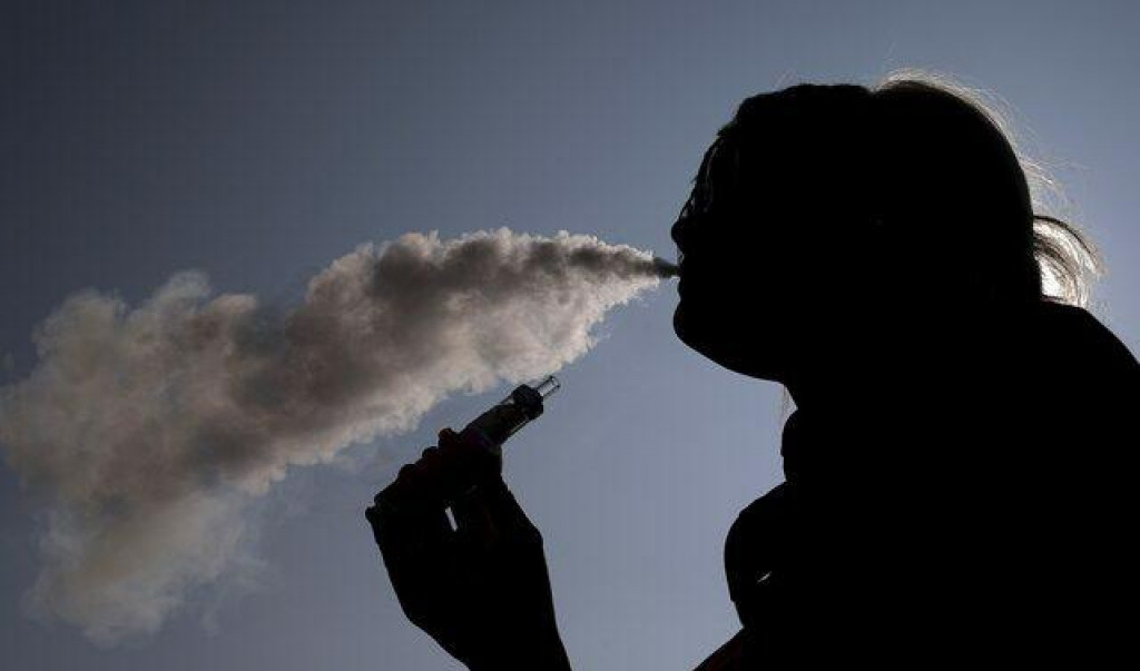 Žena vydychuje pary z elektronickej cigarety. FOTO: Reuters