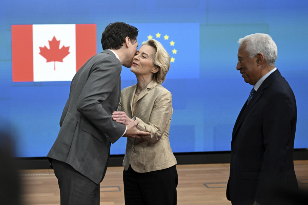 Predsedkyňa Európskej komisie Ursula von der Leyenová, kanadský premiér Justin Trudeau a predseda Európskej rady António Costa. FOTO: TASR/AP
