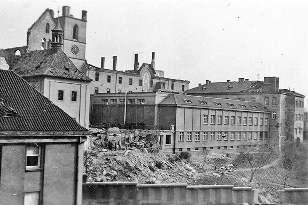 Jedným zo symbolov bombardovania Prahy sa stal zničený Emauzský kláštor, ktorý v roku 1347 založil cisár Karol IV..
