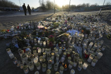 Ľudia stoja neďaleko miesta streľby vo vzdelávacom centre pre dospelých Campus Risbergska vo švédskom meste Örebro v piatok 7. februára 2025. FOTO: TASR/AP