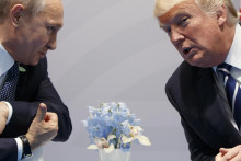 Na archívnej snímke zo 7. júla 2017 vtedajší americký prezident Donald Trump a ruský prezident Vladimir Putin diskutujú počas summitu G20 v Hamburgu. FOTO: TASR/AP
